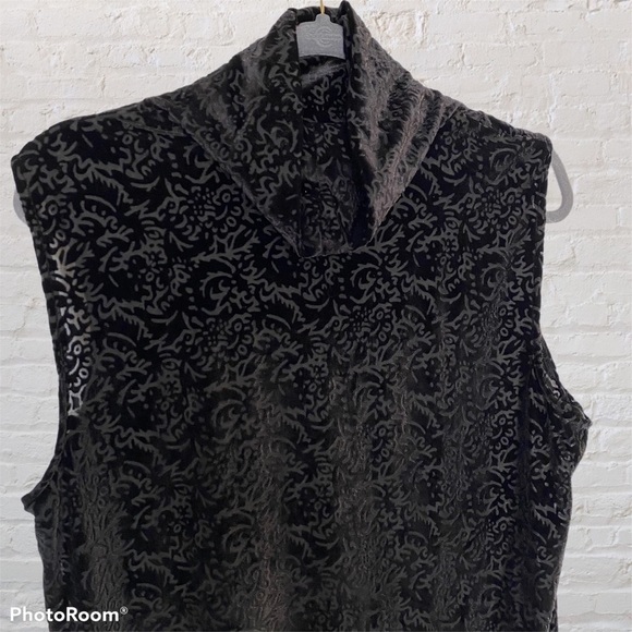 Liz Claiborne Tops - 🌞 Liz Claiborne Black Velvet Pattern Sleeveless Top